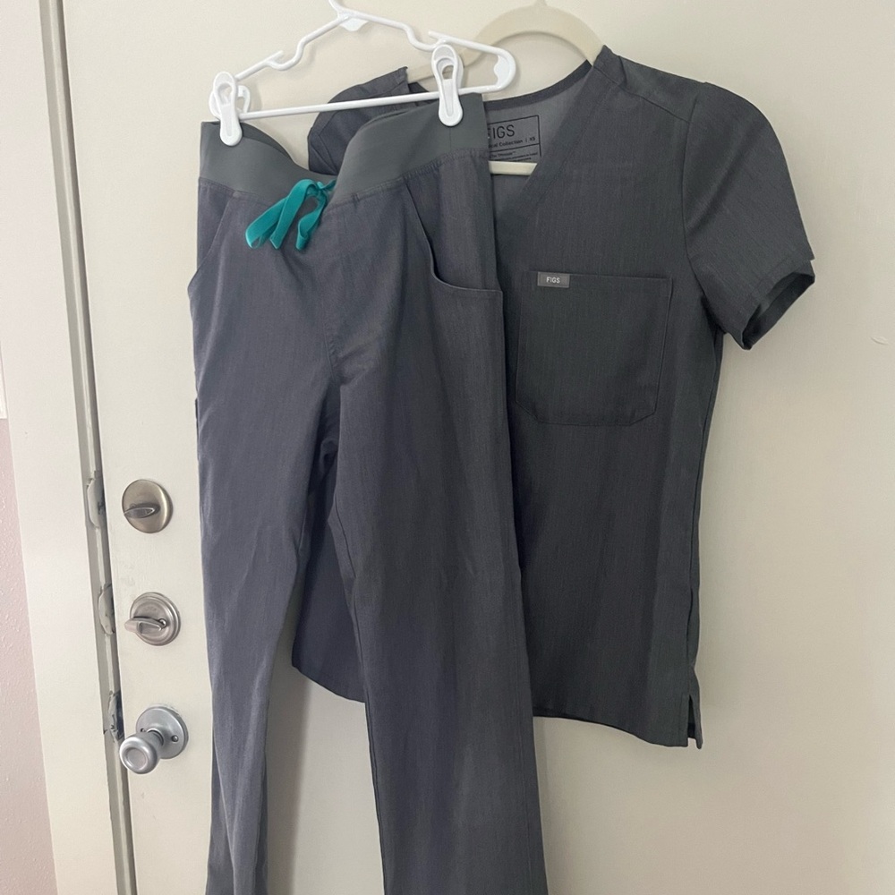 Figs graphite grey xs scrub set one pocket top and Kade cargo bottoms